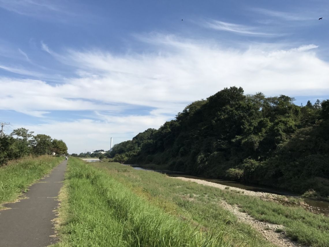 大栗川と秋の空