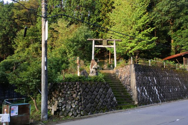 高台に神社