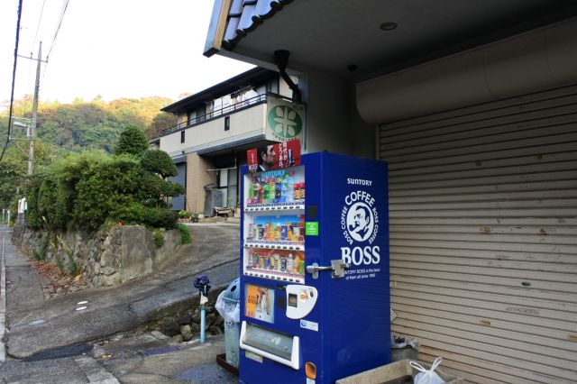 駅から登山道までの途中に飲み物の自販機あります