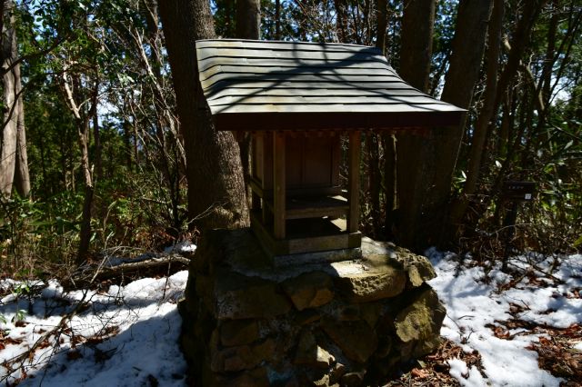 あと少しで山頂のところで祠