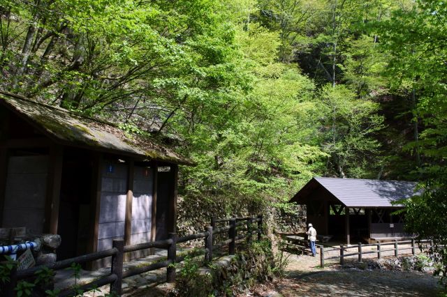 滝の近くは休憩所があります