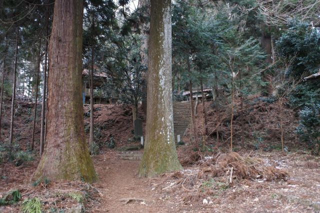 奥に神社