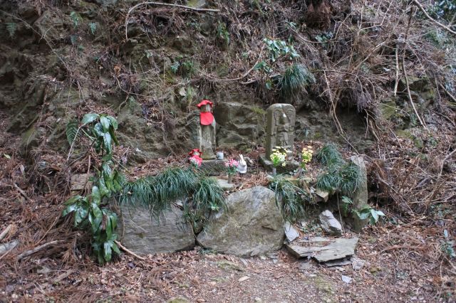 小仏城山の手前の石像