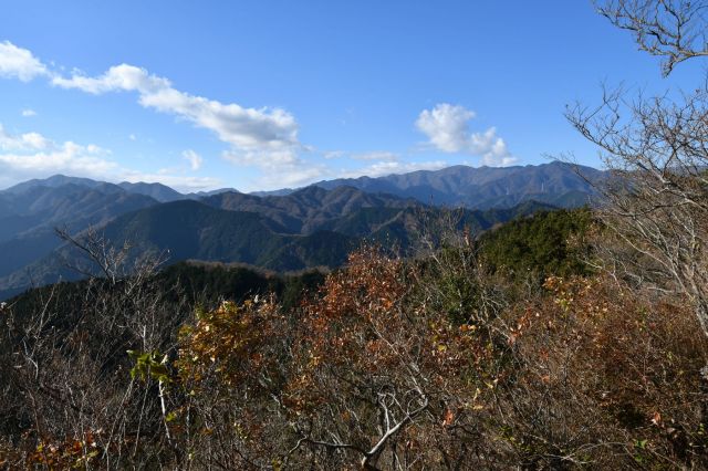 西側の山々