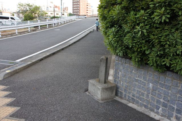 坂の下にある石の道しるべ