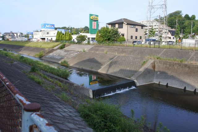 しばらく川沿いです