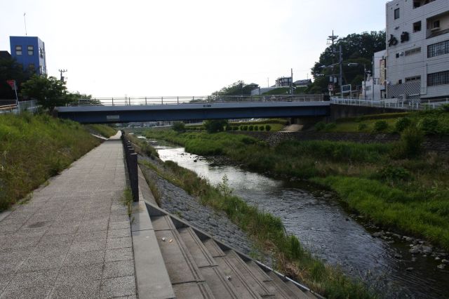 大栗川の遊歩道に出ます