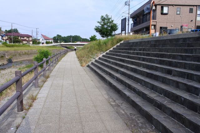 階段を使って住宅街を走る