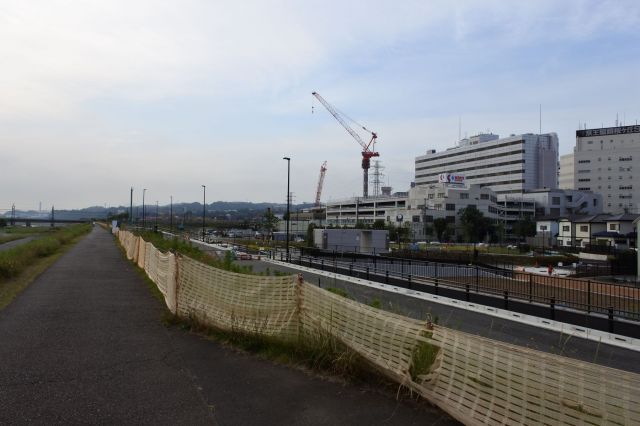 聖蹟の駅前を過ぎる