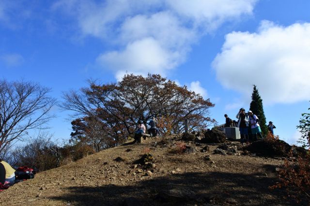 日の出山山頂