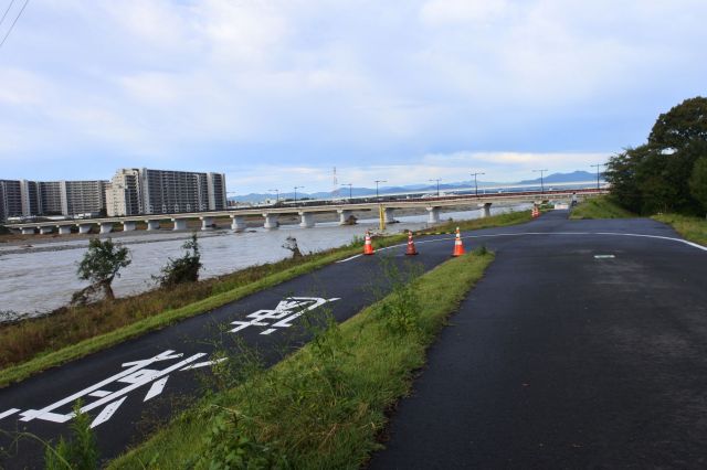 日野橋の下のサイクリングロードが通れません