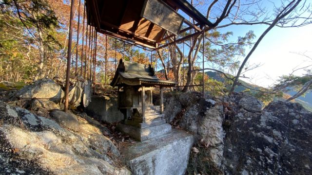 登山道手前の祠