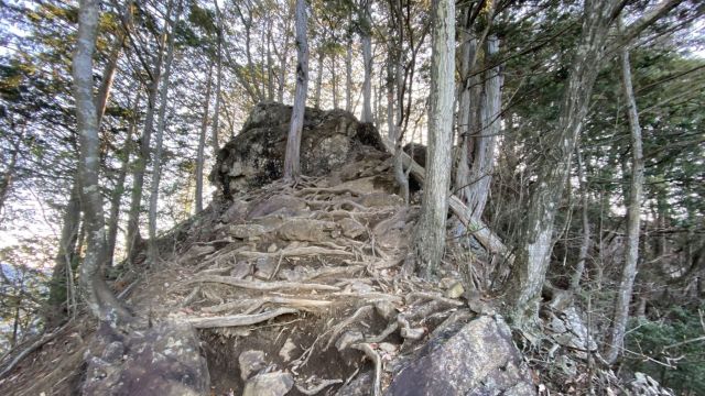 岩が見え始める