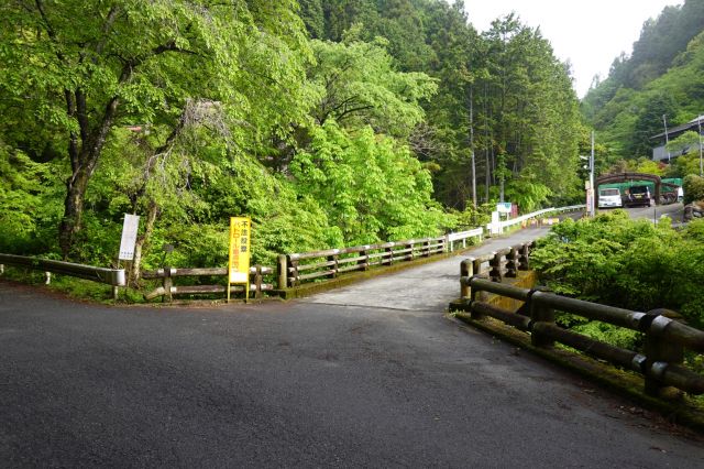 林道盆堀線の分岐点