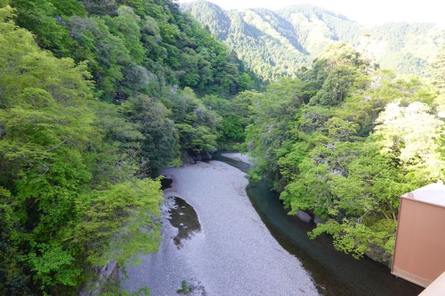 端から川面を見る