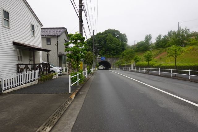 トンネルを越えると