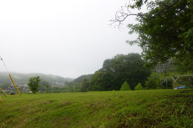 草原と山