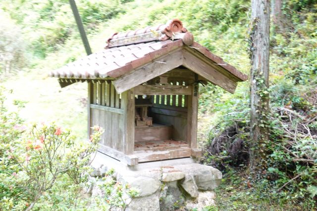 小さな祠