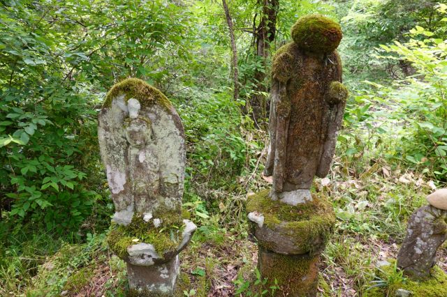 首を差し替えた地蔵