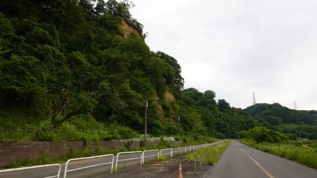 秋川丘陵と秋川の間を走る