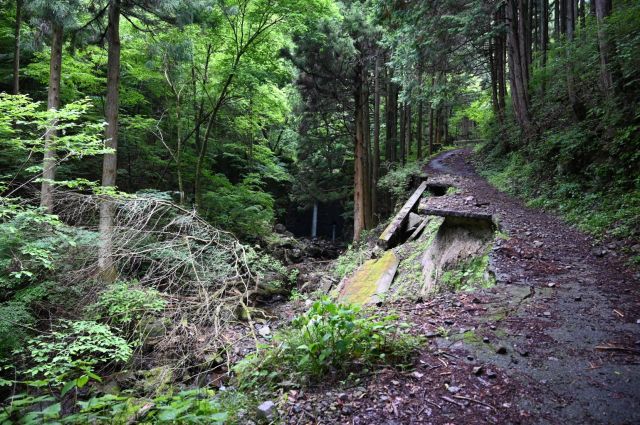 崩れた道路