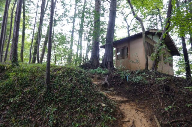 山頂近くの建物