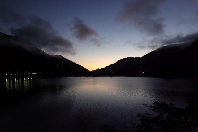日の出前の奥多摩湖