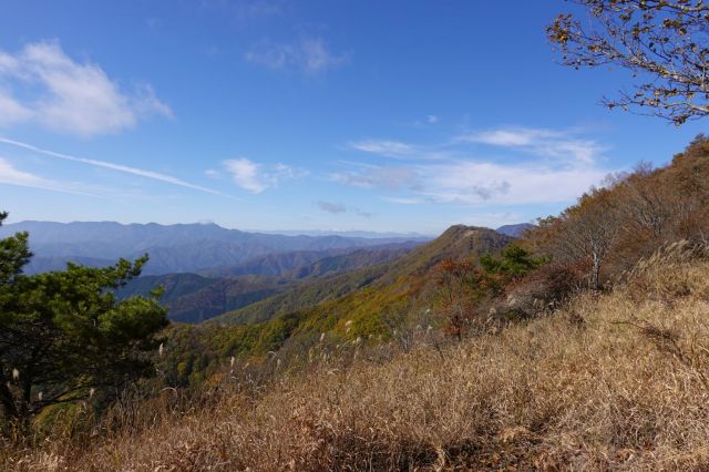 南アルプスの手前にある山は