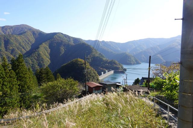 住宅地の間を通って