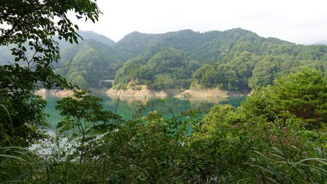 宮ヶ瀬湖の南東