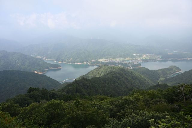 高取山からみる宮ヶ瀬湖