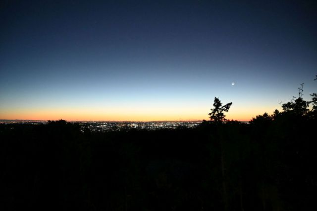 朝焼けと夜景の中間