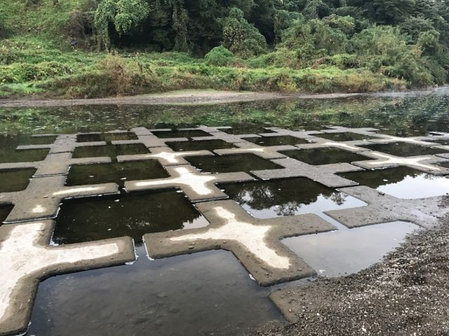 交通公園から下ったところはテトラポットが露出