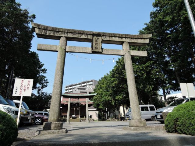 鳥居と駐車場