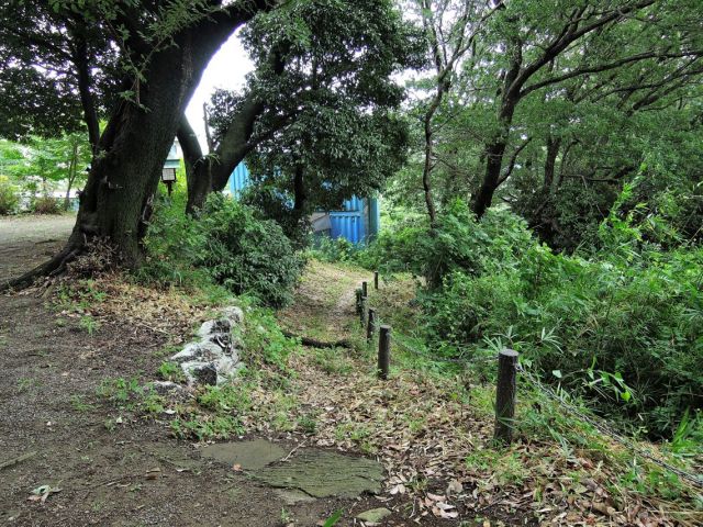 参道の反対側には稲城へ抜ける道があります