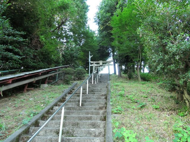 愛宕小学校近くの通りにある境内までの階段