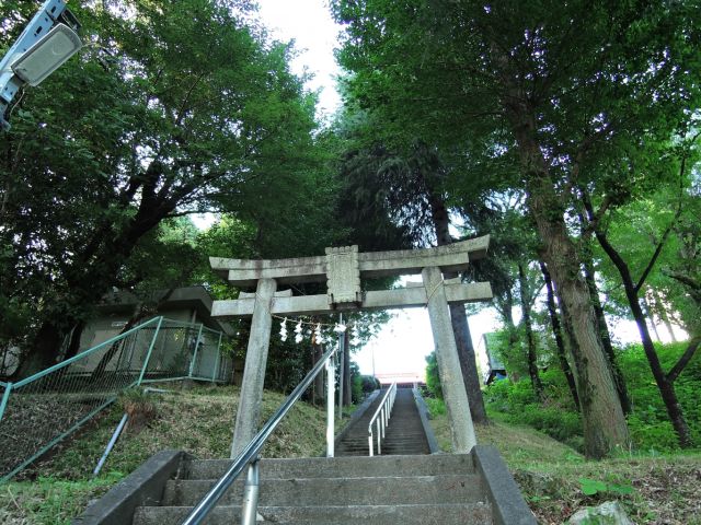 鳥居は石段の途中