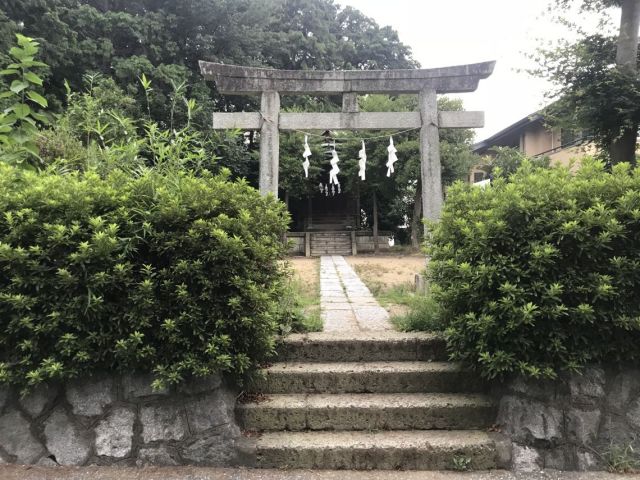 鳥居は石でできた明神型です