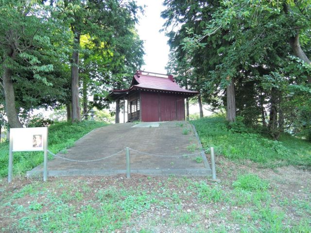 古墳の上に本殿