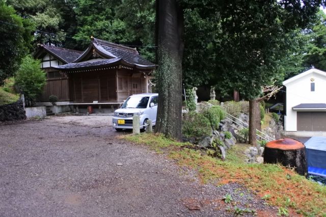 帰路から見た拝殿本殿