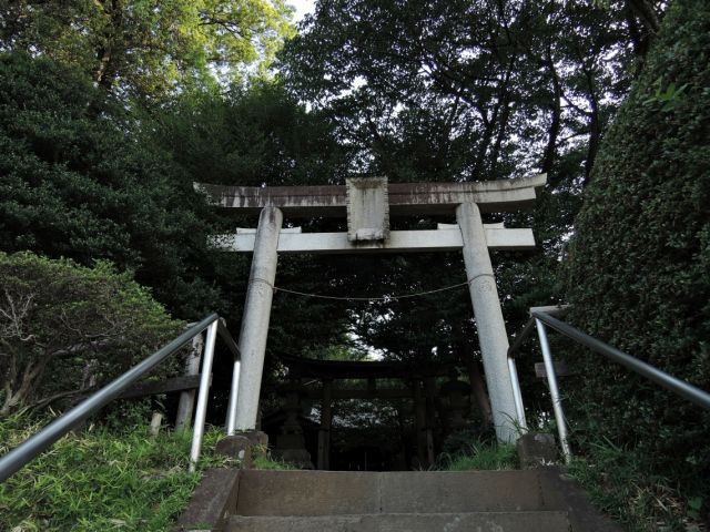 鳥居に表札がついています