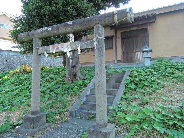 鳥居と建物