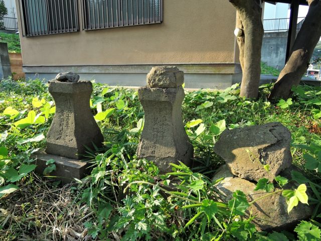 建物の横にある古い灯籠