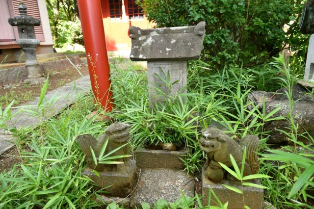 鳥居の横の祠