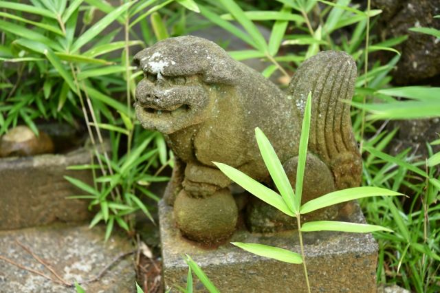 鳥居の横の祠の狛犬